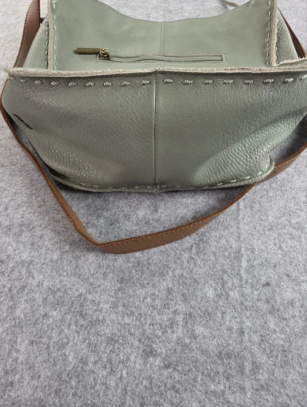 The Sak Los Feliz Crossbody bag in a soft sage green leather Purse - Picture 8 of 11